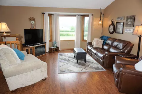 7455 Chestnut Dr, Bismarck, ND 58504 photo 2