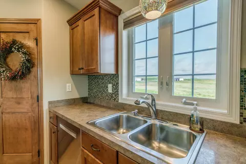 7620 Limestone Ln, Bismarck, ND 58503 photo 13