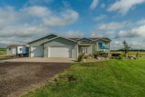 7620 Limestone Ln, Bismarck, ND 58503 photo 2