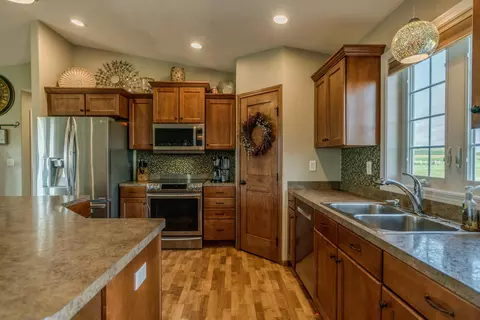 7620 Limestone Ln, Bismarck, ND 58503 photo 11