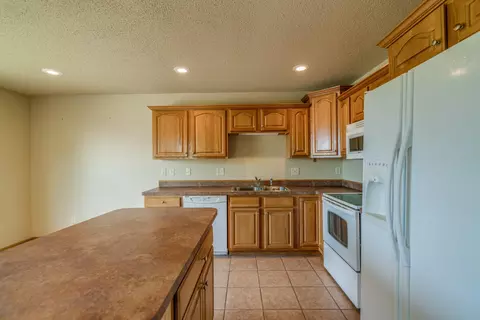 1083 E Turnpike Ave, Bismarck, ND 58501 photo 4