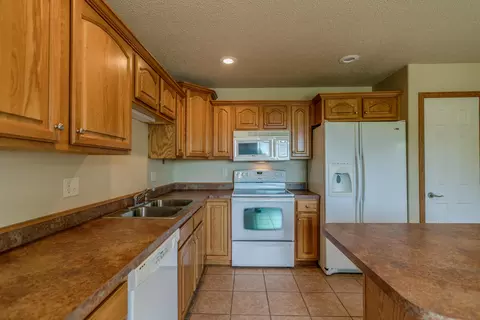 1083 E Turnpike Ave, Bismarck, ND 58501 photo 6