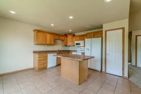 1083 E Turnpike Ave, Bismarck, ND 58501 photo 3