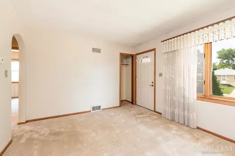 703 14th St NW, Mandan, ND 58554 photo 3