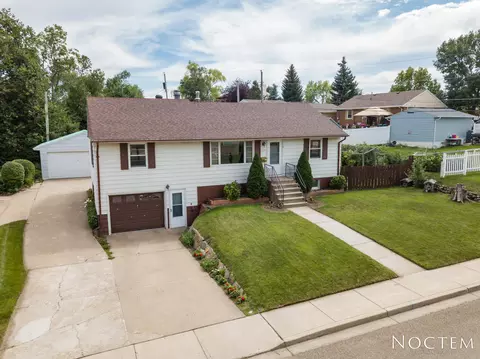 703 14th St NW, Mandan, ND 58554 photo 1