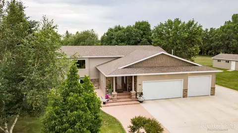 9410 Plainview Dr, Bismarck, ND 58503 photo 7