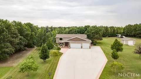 9410 Plainview Dr, Bismarck, ND 58503 photo 1