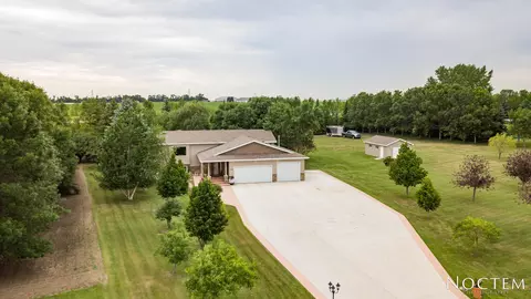 9410 Plainview Dr, Bismarck, ND 58503 photo 2