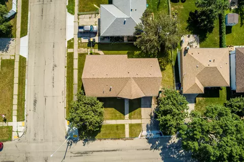 1227 18th St, Bismarck, ND 58501 photo 2