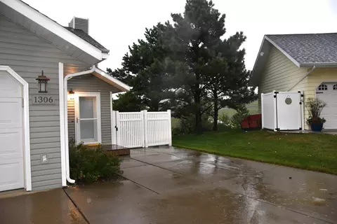 1306 Territory Dr, Bismarck, ND 58503 photo 3