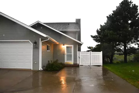 1306 Territory Dr, Bismarck, ND 58503 photo 2