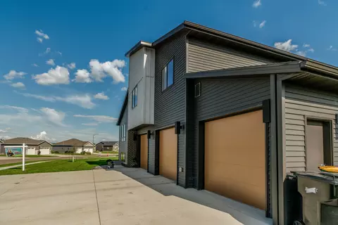 4025 Knudsen Loop, Bismarck, ND 58503 photo 2