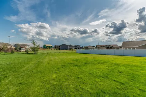 4025 Knudsen Loop, Bismarck, ND 58503 photo 6