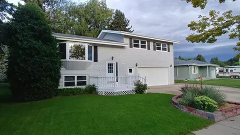 1600 E Omaha Dr, Bismarck, ND 58504 photo 1