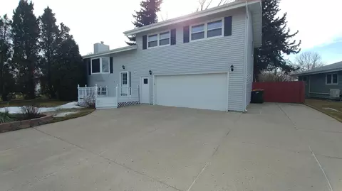 1600 E Omaha Dr, Bismarck, ND 58504 photo 2