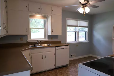 915 Lora St, Bismarck, ND 58501 photo 3