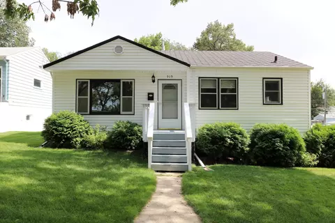 915 Lora St, Bismarck, ND 58501 photo 10