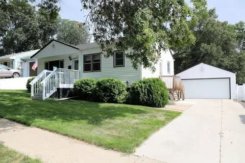 915 Lora St, Bismarck, ND 58501 photo 1