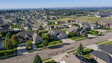 735 Saddle Ridge Rd, Bismarck, ND 58503 photo 2