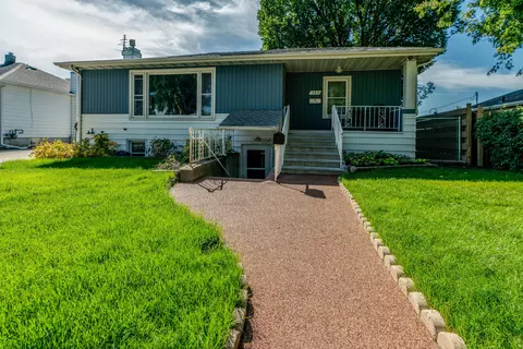 949 Riverview Ave, Bismarck, ND 58501 photo 2