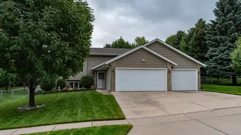 917 Alberta Ave, Bismarck, ND 58503 photo 2