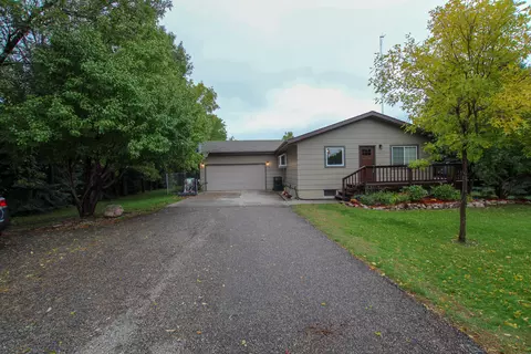 901 E Bristol Dr, Bismarck, ND 58501 photo 1