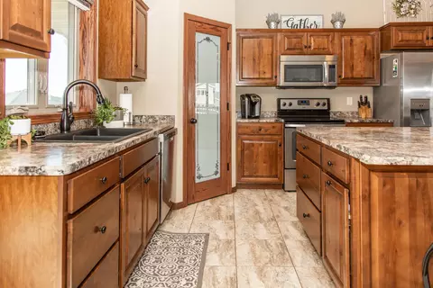 4302 Opal Dr, Bismarck, ND 58503 photo 11