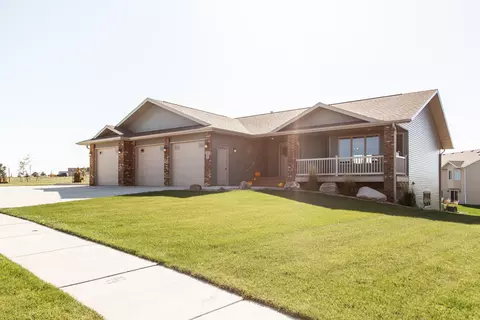 4302 Opal Dr, Bismarck, ND 58503 photo 2
