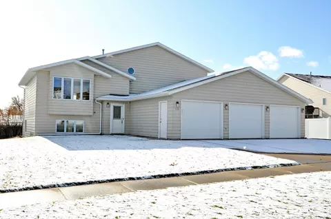733 Calgary Ave, Bismarck, ND 58503 photo 1