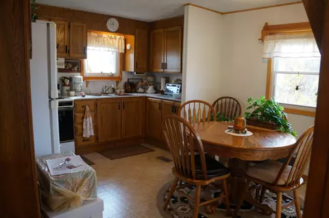 204 E Coyote St, Mandan, ND 58554 photo 2