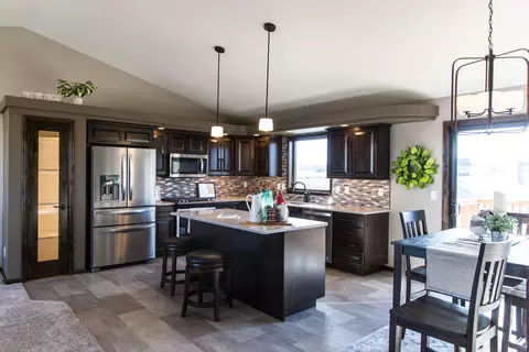 618 Flint Dr, Bismarck, ND 58503 photo 8