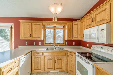 201 Calgary Ave E, Bismarck, ND 58503 photo 2