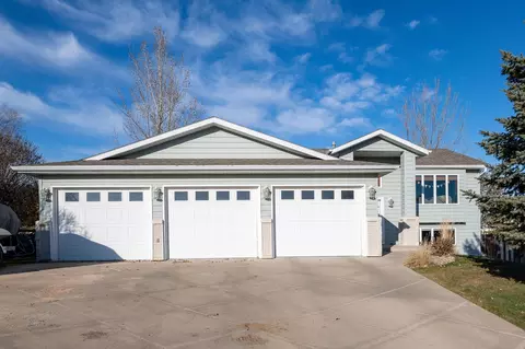 910 Mahone Ave, Bismarck, ND 58503 photo 1