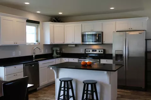 516 Fields Ct SE, Mandan, ND 58554 photo 3