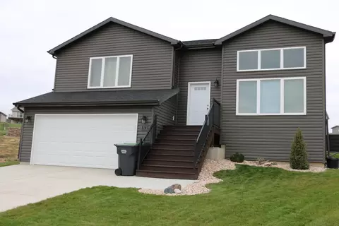 516 Fields Ct SE, Mandan, ND 58554 photo 2