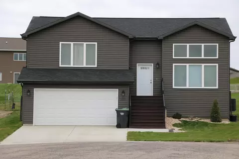 516 Fields Ct SE, Mandan, ND 58554 photo 1