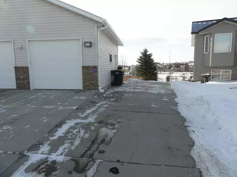 2248 La Corte Loop, Bismarck, ND 58503 photo 2