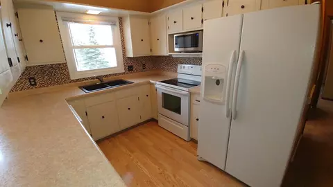 826 E Wachter Ave, Bismarck, ND 58504 photo 3