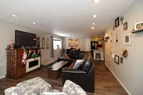 402 Brandon Dr, Bismarck, ND 58503 photo 2