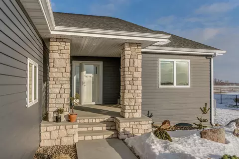 2829 Peach Tree Dr, Bismarck, ND 58504 photo 2
