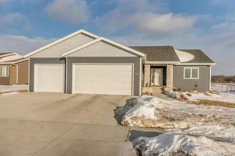 2829 Peach Tree Dr, Bismarck, ND 58504 photo 1