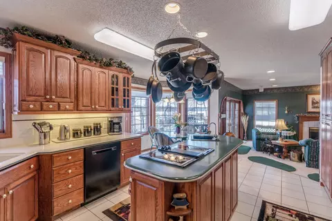 37 Captain Marsh Dr, Mandan, ND 58554 photo 11