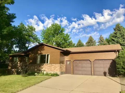 2004 Broadview Ln, Bismarck, ND 58503 photo 1