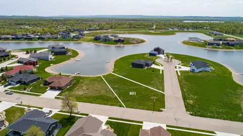 801 Calypso Dr, Bismarck, ND 58504 photo 2