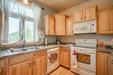 3400 Edgewood Village Loop, Bismarck, ND 58503 photo 4