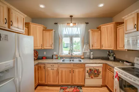 3400 Edgewood Village Loop, Bismarck, ND 58503 photo 6