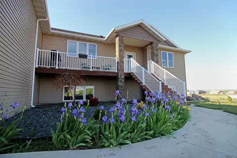 2477 Eugene Dr N, Mandan, ND 58554 photo 2