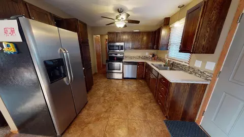 1601 Sunset Dr NW, Mandan, ND 58554 photo 2