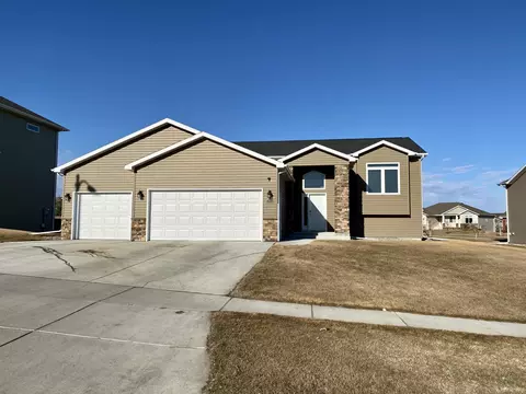 4526 Normandy St, Bismarck, ND 58503 photo 1