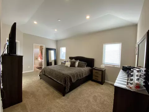 4526 Normandy St, Bismarck, ND 58503 photo 8